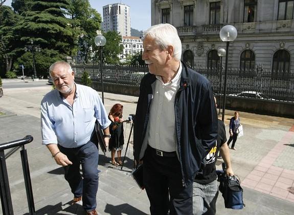 Antonio Pino y Justo Rodríguez Braga, hoy, a su llegada a la reunión.