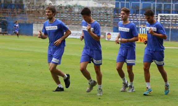 Otero, Ibon, Luismi y Borja Noval, en un entrenamiento en el Suárez Puerta.