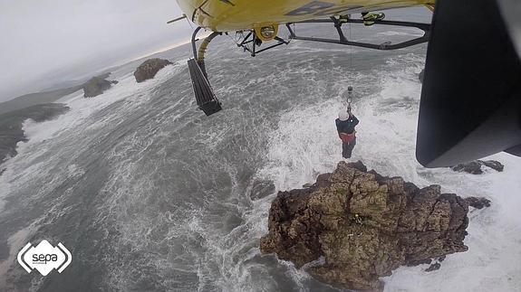 Rescatan a dos personas que se quedaron atrapadas en una isleta en Llanes