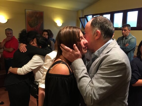 El exalcalde de Siero, Eduardo Martínez, dando el pésame a una de las hijas de Álvarez. 