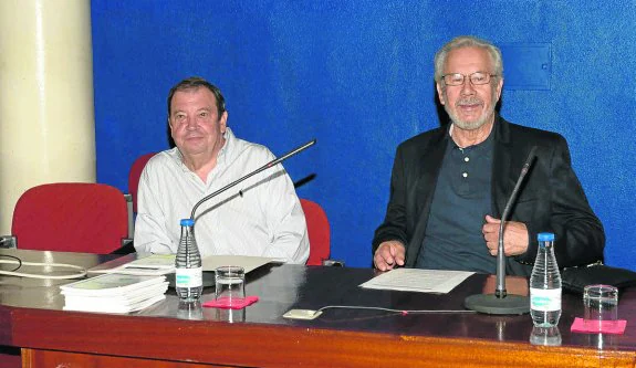 Pablo Xuan Manzano y Marcelo Palacios, durante la charla de ayer en la Feria. :: J. R. NAVARRO