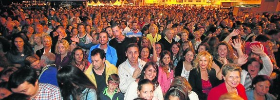 El público, a pesar de la amenazante llovizna, acudió en masa al escenario de la playa para ver a la cantante rubia.