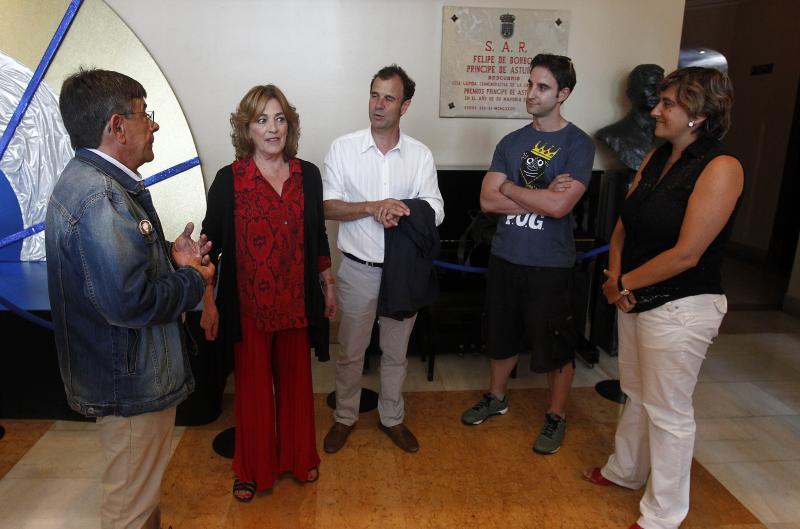 Carmen Maura, de rojo, durante la presentación de hoy en el Campoamor.