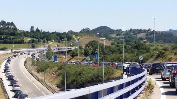 Atasco de tráfico en la confluencia de las autovías A-8 y A-64 en dirección a Villaviciosa. 
