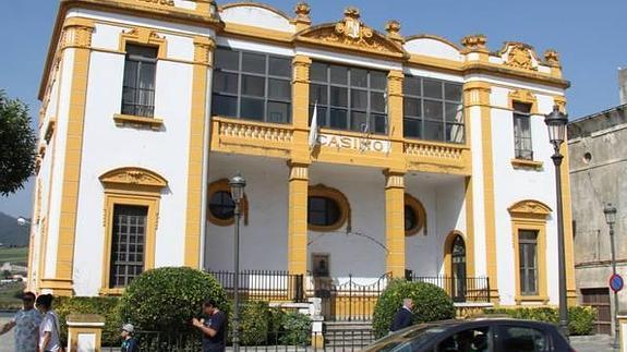 Fachada principal del histórico Casino de Navia. 