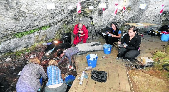 El equipo de Ana Cristina Pinto trabajando ayer en la cueva de Sopeña, en una campaña iniciada a principios de agosto y que finaliza este domingo. 
