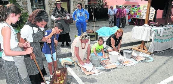 Lavar o mallar manzanas fue una de las actividades que más atrajo a lugareños y visitantes. 