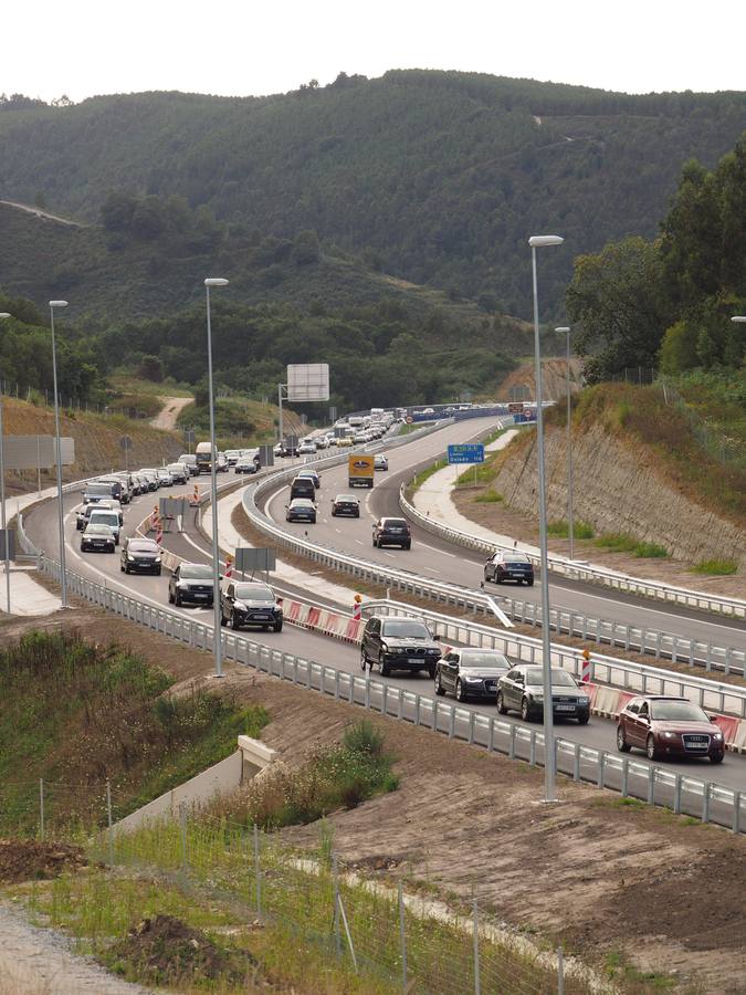 Tráfico en la Autovía del Cantábrico en dirección a Unquera.  