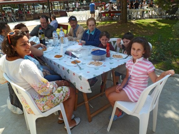 Participantes en la comida ayer en el parque Santarúa :: P. G.-P.