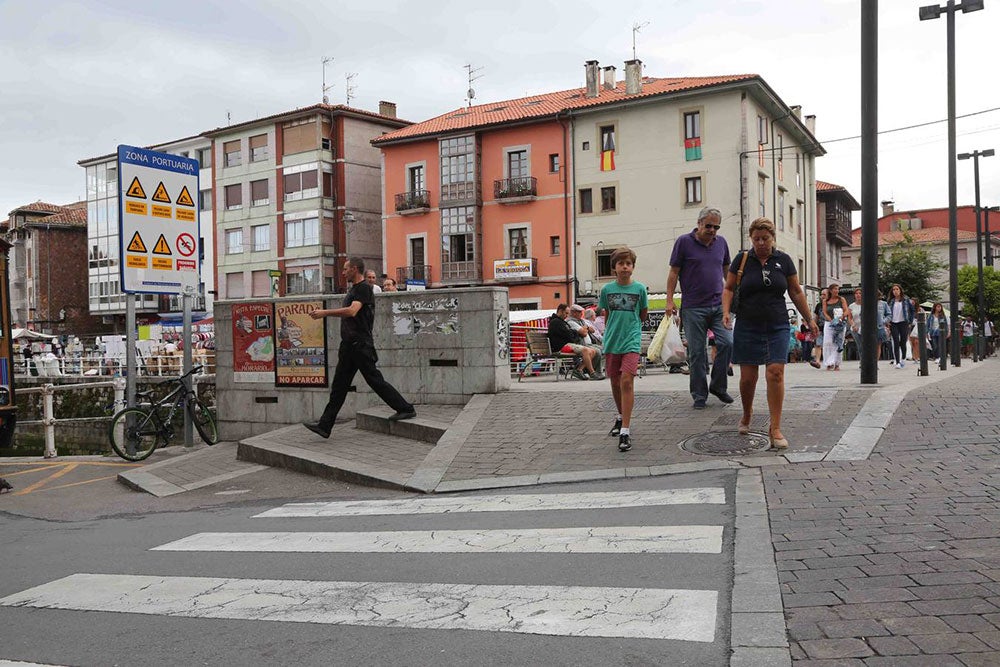 Los peldaños situados en uno de los extremos del puente de Llanes han causado varias caídas.