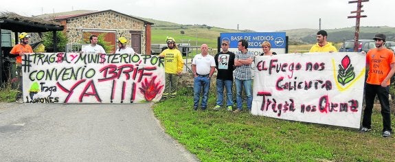 Bomberos forestales y representantes de IU, en la base de Tineo. 