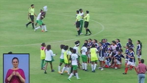 Bronca tremenda en un partido de fútbol femenino en Ecuador