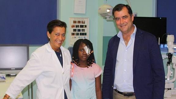 Dolores Bocara tras la intervención con los doctores Lucía y Javier Fernández-Vega. 