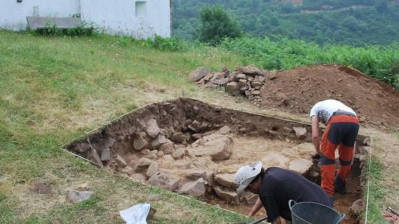 Excavaciones arqueológicas en el asentamiento neolítico del entorno de la iglesia de Vigaña