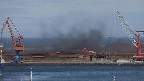 Nube de carbón en El Musel.