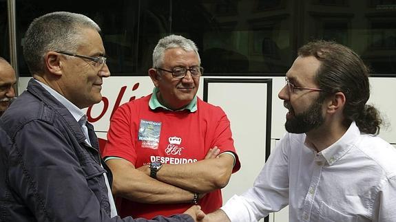 Manuel Orviz saluda al portavoz de Podemos, Emilio León.