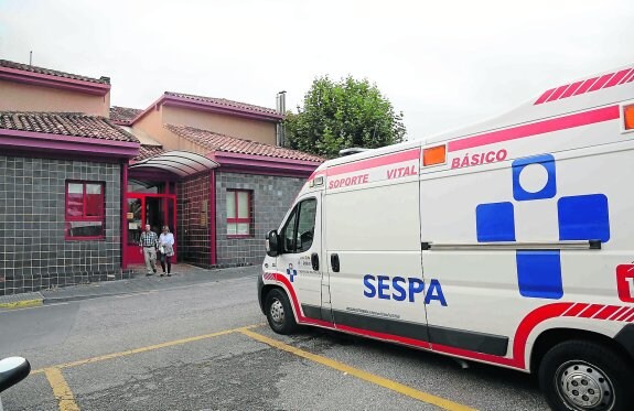 Una ambulancia aparcada frente a la puerta de Urgencias del Centro de Salud de Llanes. 