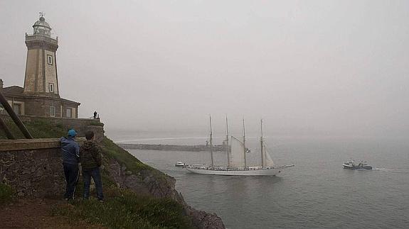 El Creoula, al salir del puerto de Avilés. 