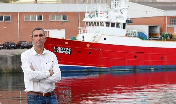 Simón Arrizado, gerente desde hace cuatro meses de LonjaGijón-Musel, ante uno de los arrastreros habituales en los muelles del Rendiello.