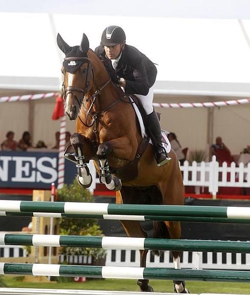 El jinete canadiense Eric Lamaze, con ‘Fine Lady 5’, supera uno de los obstáculos de la prueba de ayer.