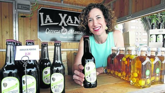 Verónica López Roel, de La Xana, posa con la cerveza de manzana. 