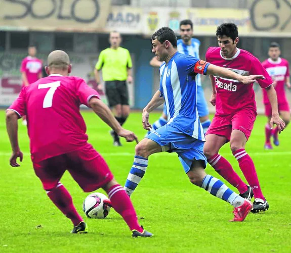 Matías, rodeado por dos jugadores del Marino en el partido de Copa Federación.