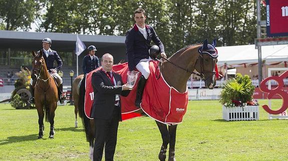 El jinete ibicenco Diego Pérez, con ‘Lordanos Junior’, recoge el premio del Trofeo Mahou.