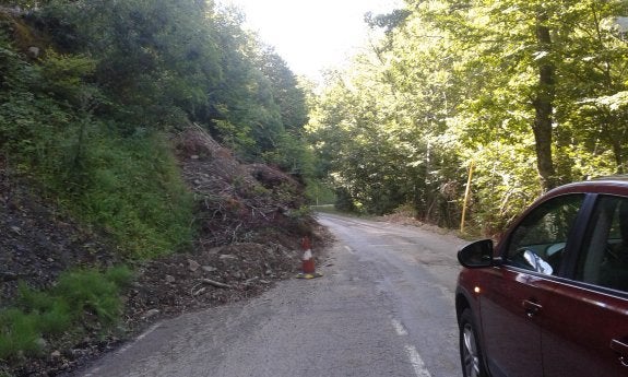 Los camiones con carbón extranjero se la juegan para salvar el obstáculo de la AS-117. 