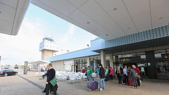 Viajeros en el Aeropuerto de Asturias.