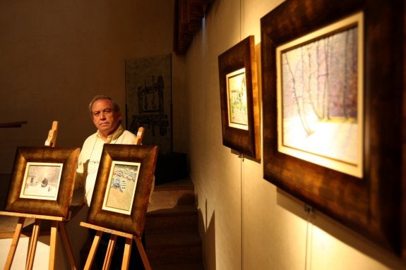 Leocadio Redondo, entre dos de sus cuadros expuestos. 