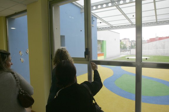 Madres de visita en una jornada de puertas abiertas a la escuela. 