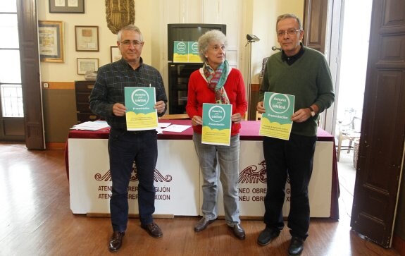 José Manuel Álvarez Pravia, María Luisa Álvarez de Toledo y Carlos Ponte, ayer, en el Ateneo Obrero. 