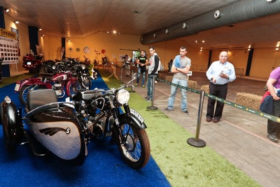 Vehículos clásicos expuestos estos días en el estand que tiene la Peña Motorista Asturias en el Gijón Moto Weekend que se celebra en el recinto ferial Luis Adaro. 