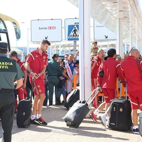 Los jugadores de la Selección, en el aeropuerto de Asturias. 