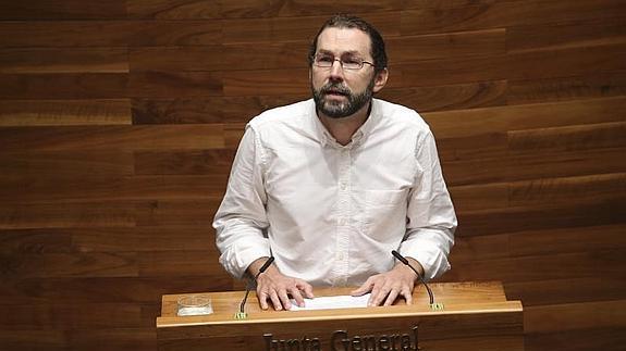 Emilio León, en el pleno institucional de la entrega de medallas del Día de Aturias. 