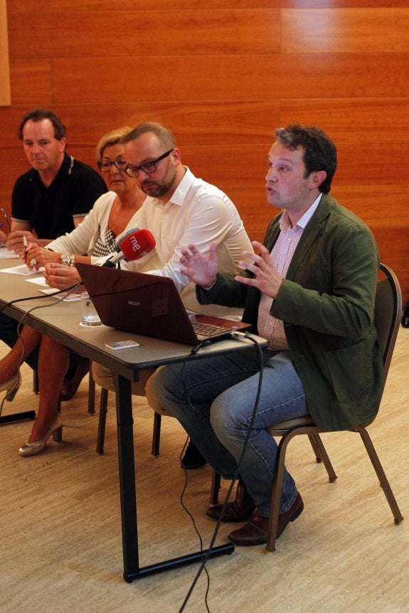 Roberto Gómez y Héctor Jareño presentan la plataforma. 