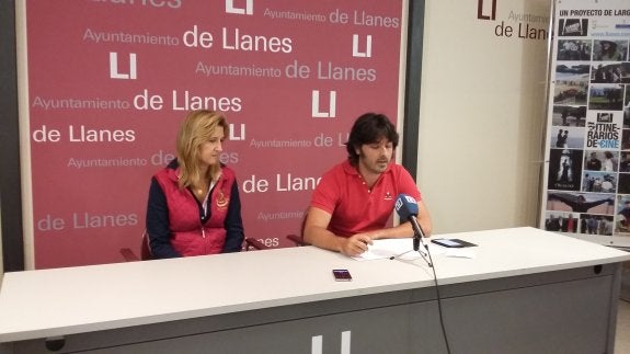 La edil de Bienestar Social, Soli Celorio, el alcalde de Llanes, Enrique Riestra, en rueda de prensa. 