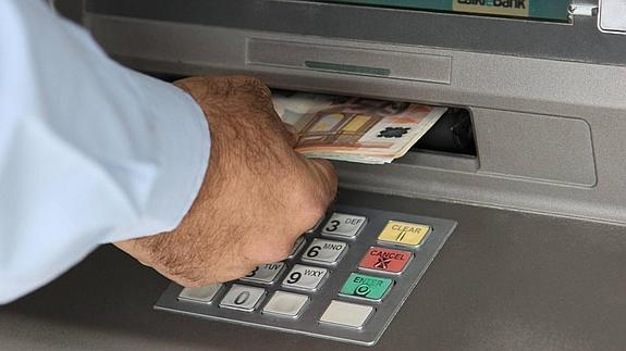 ¿Qué bancos cobrarán dos euros de comisión a los no clientes por utilizar sus cajeros?