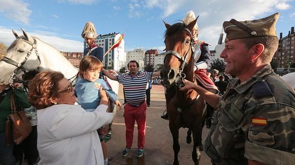 La Guardia Real visitó ayer Avilés.