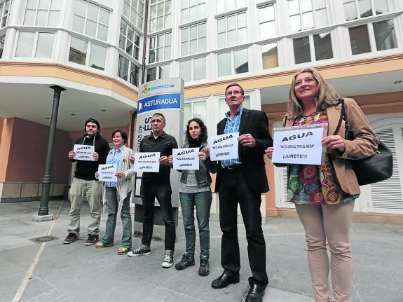 Los tres grupos municipales presentaron ayer su moción delante de la sede de Aguas de Avilés. 