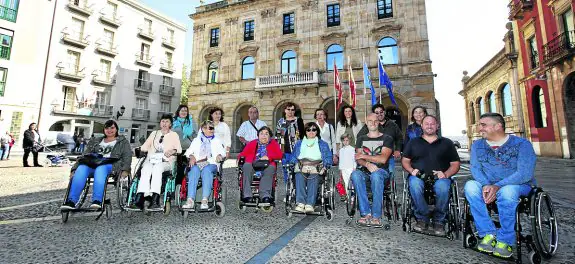 Predif organizó ayer una actividad en la que cualquier ciudadano podía probar a realizar un recorrido por la ciudad en silla de ruedas o con los ojos vendados y ayudado de un bastón. 