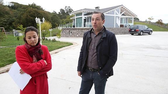 El propietario, junto a su exmujer, que reside con los niños en la vivienda. 