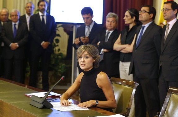 La ministra Isabel García Tejerina, con los firmantes del acuerdo del sector lácteo detrás de ella. 