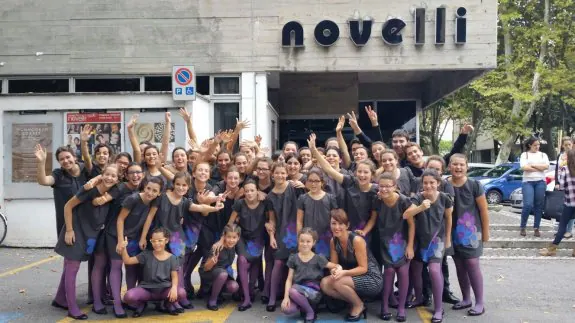 Los Peques, delante del teatro Novelli, que acoge el certamen . :: E. C.