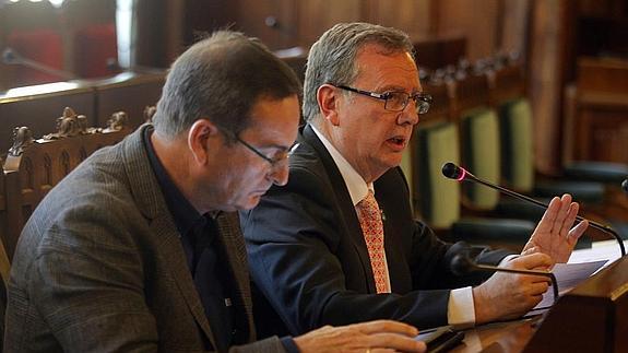 El consejero de Sanidad, Francisco del Blanco, esta mañana, durante su comparecencia en la Junta General.