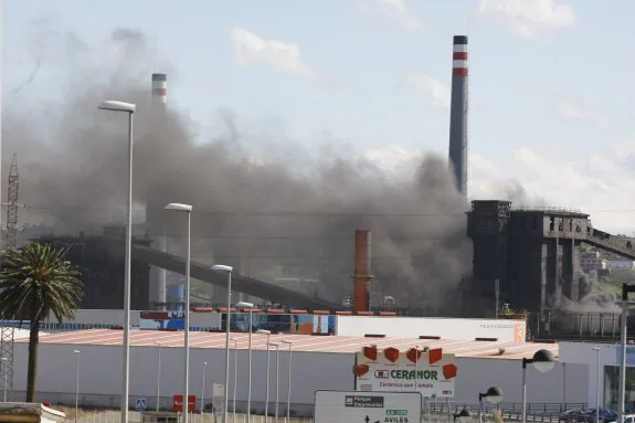 Un episodio reciente de contaminación en las instalaciones de baterías de cok de ArcelorMittal en Avilés. 