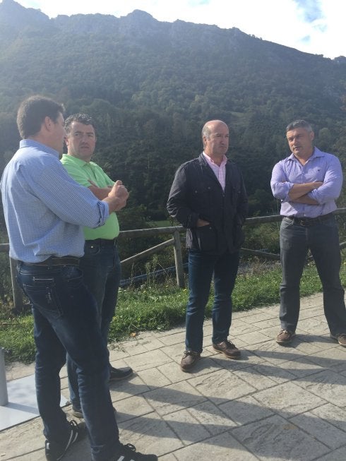 Los integrantes del PP casín Miguel Ángel Canteli, Roberto Fontán y José Antonio Velasco conversan con el diputado Luis Venta. 