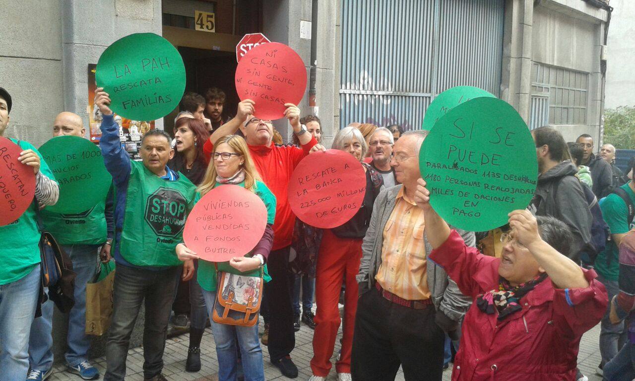 Miembros de la PAH en la protesta contra el desahucio