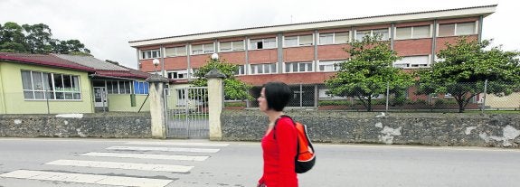 El Colegio Público Valdellera de Posada es uno de los dos centros del concejo que recibirá un tratamiento para acabar con las pulgas. 