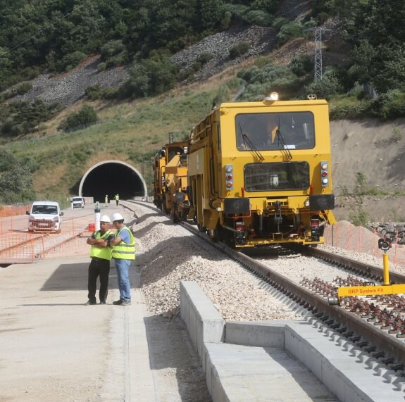 Colocación de las vías en la boca sur del túnel oeste de la variante de Pajares, en julio pasado. 